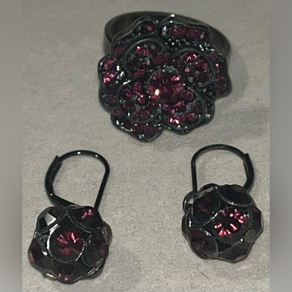 Black Metal Ring w/Rhinestones